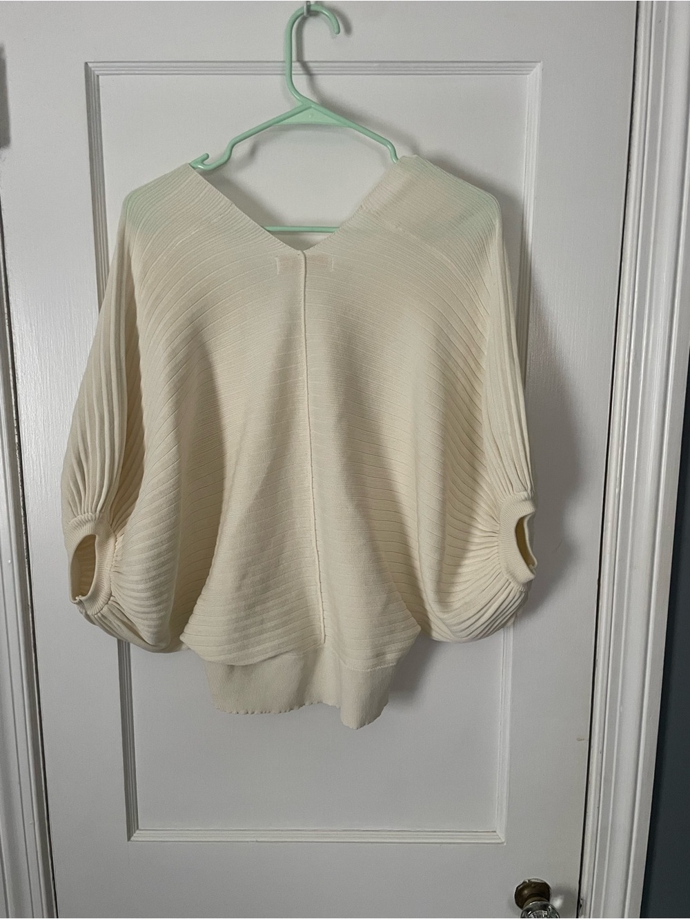 Karlie Cream V-Neck Ribbed Batwing Sweater Sz S - Picture 3 of 4